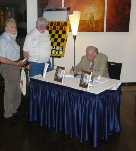 ... und geduldiges Signieren der Bücher