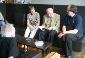 Der erste Blick auf das neue Buch: Wolfgang Uhlmann mit seiner Frau Christine, umrahmt von den Geschäftsführern des Verlags ChessCoach, Reinhold Ripperger (links) und Mario Ziegler.