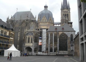Der berühmte Aachener Dom, seit dem 10. Jahrhundert Krönungskirche der deutschen Könige