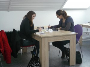 Beginn einer starken Partie von Julia (links) am Spitzenbrett