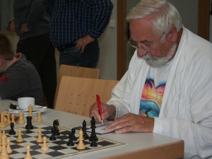 Simultan-Hans-Fries Auch Hans Fries konnte dem Hamburger ein Remis abringen.